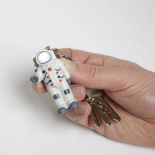 astronaut3 Kikkerland Astronaut Sleutelhanger met LED Lampje