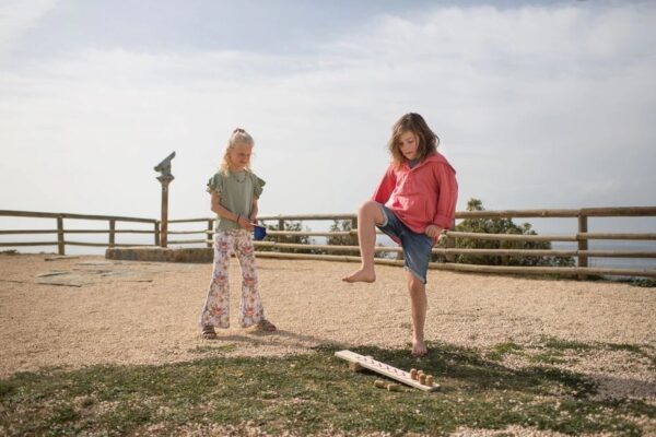 Motoriek en coördinatie spel – lanceer de ninja’s van BS Toys.jpg Kindvriendelijke katapult met houten ninja’s – BS Toys buitenspe