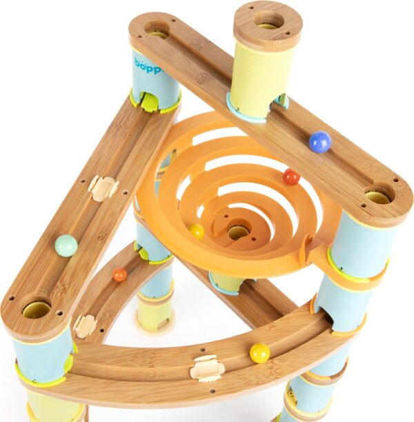 Trechter-techniek-houten-STEM-knikkerbaan-boppi.jpg Boppi knikkerbaan detailfoto rails en richtingsadapters