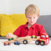 Houten autotransporter van New Classic Toys met detailfoto