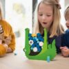 Kind speelt balansspel van BS Toys met hongerige krokodil