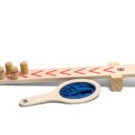 bs-toys-houten-ninja-katapult-buitenspel.jpg Kind speelt Lanceer de Ninja’s van BS Toys – vaardigheidsspel