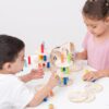 kinderen stapelen houten blokken met New Classic Toys houten evenwichtsspel