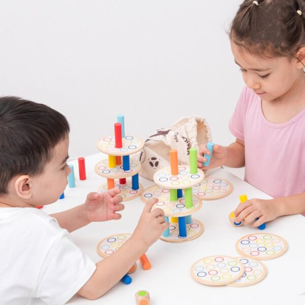 kinderen stapelen houten blokken met New Classic Toys houten evenwichtsspel