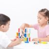 kinderen spelen met New Classic Toys houten evenwichtsspel