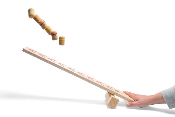 ninja-actiespel-kinderen-lanceer-en-raakt-bs-toys.jpg Buitenspel met houten ninja’s – lanceer en raak het doel