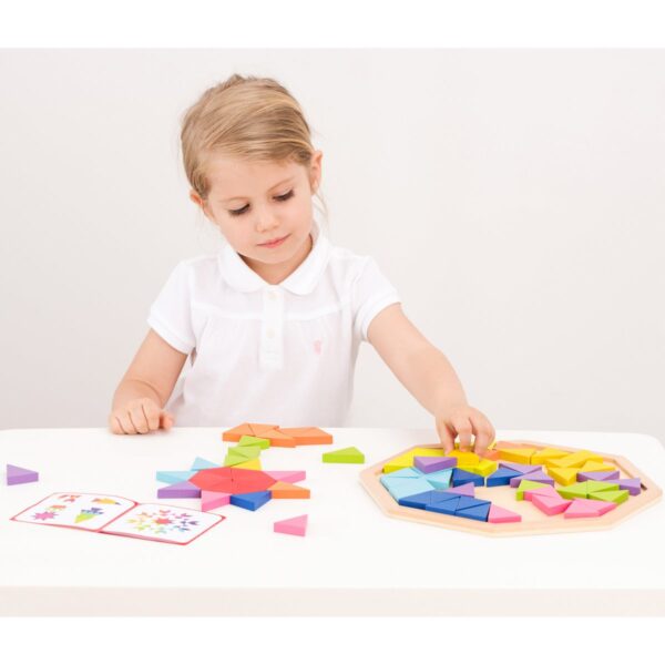 New Classic Toys octagon puzzel in gebruik door kind naar voorbeeld