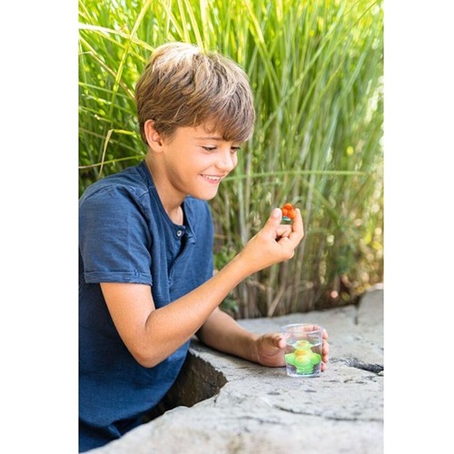 phanomint-diy-stuiterballen-educatief-Stem-speelgoed-experiment-het-speellab-3.jpg Kind maakt kleurrijke stuiterballen met PhänoMINT DIY set – educatief STEM speelgoed