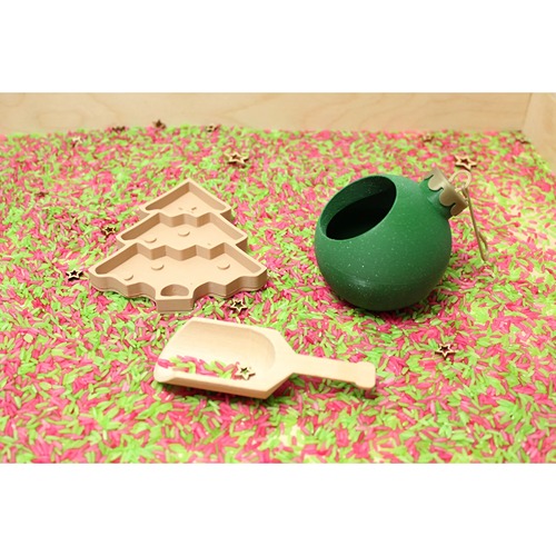 Vulbare groene kerstbal op speeltafel met kerstthema