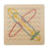 Montessori geoboard van hout met afgeronde pinnetjes met vliegtuig bij het speellab