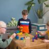 Kinderen spelen samen met BS Toys Draak Steken spel het Speellab