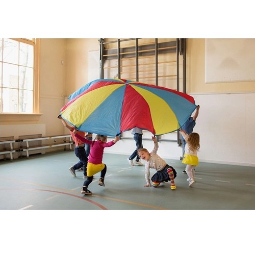 bs-toys-parachute-teamspel-kinderen-duurzaam Educatief teamspel met parachute van BS Toys bij Het Speellab