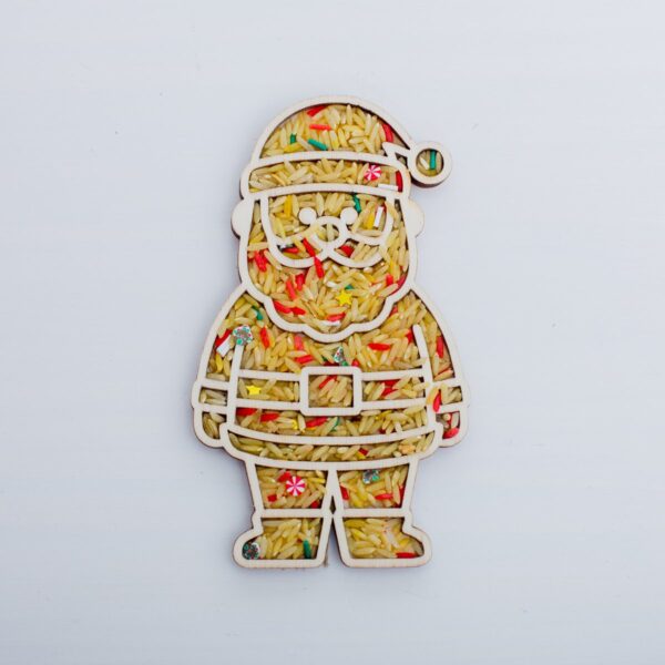 duurzaam-houten-leuk-met-letters-vultray-kerstman-het-speellab.jpg houten kerstman tray gevuld met speelrijst Het Speellab