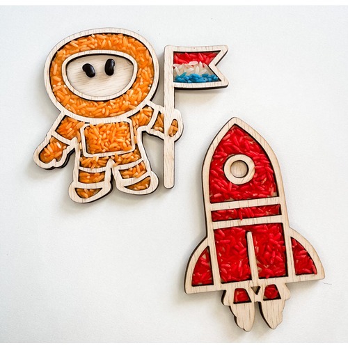 houten-astronaut-vultray-speelrijst houten astronaut tray gevuld met speelrijst Het Speellab