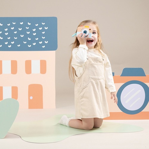 Kind speelt met Woet houten camera rollenspel speelgoed