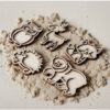 Sensorisch spel met bosdieren vulvormen en kinetisch zand