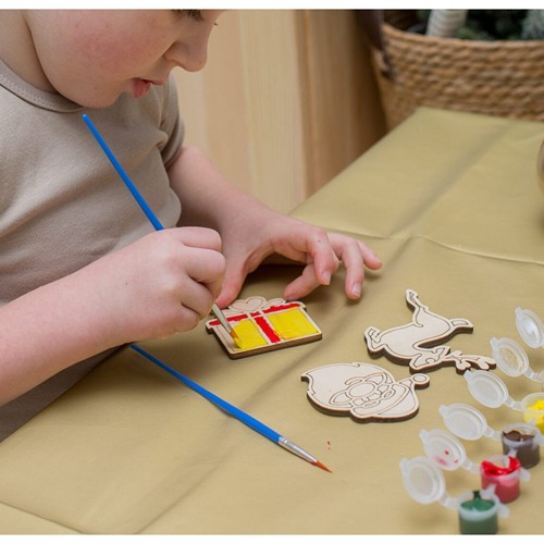 kerstmis-diy-schilderen-houten-figuren.jpg (1) Kinderen schilderen houten kerstfiguren tijdens kerstvakantie