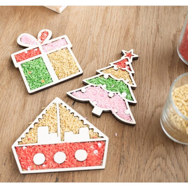 2. houten stoomboot tray gevuld met speelrijst Het Speellab