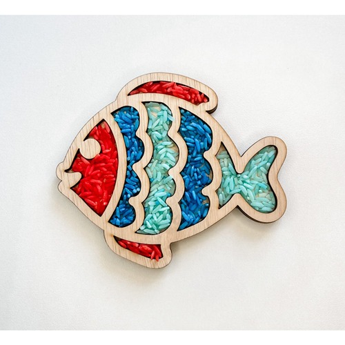 leuk-met-letters-sensorisch-spel-houten-speelrijst-vis-het-speellab.jpg (1) houten vis tray gevuld met speelrijst Het Speellab