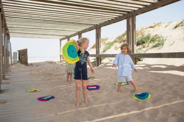 Kinderen spelen actief kleurenspel BS Toys Ren & Match