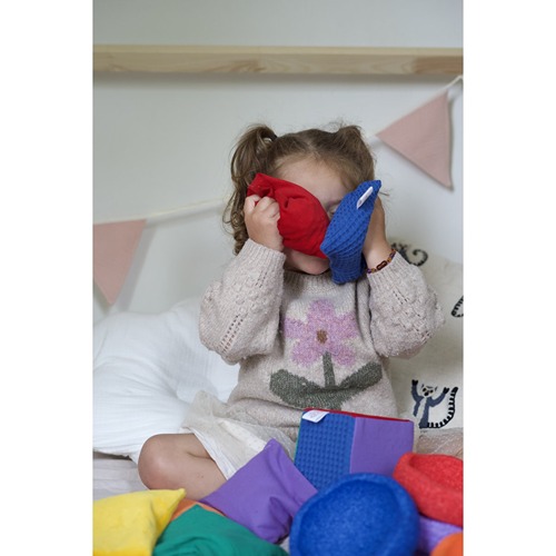 kind met zachte sensory bean bag met kersenpitten