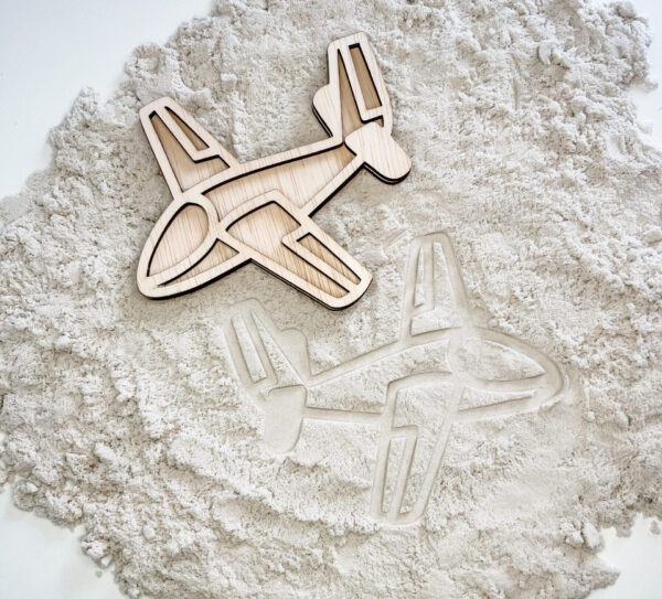 vultray-vliegtuig-leuk-met-letters-zandspel.jpg houten vultray vliegtuig voor open-einde spel in speelzans het speellab