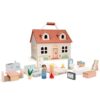 Woet poppenhuis inclusief twee houten poppetjes