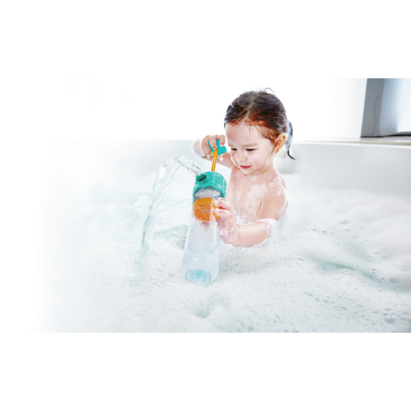 Kind speelt in bad met Hape badspel 4-in-1 waterspuit