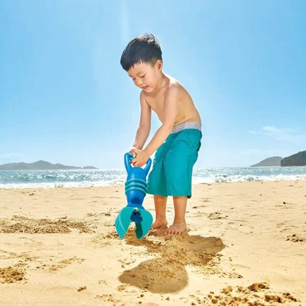 Kind speelt met de Hape Grabber blauwe grijpschep – motoriek stimulerend buitenspeelgoed van Het Speellab