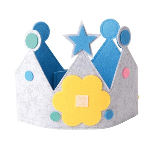 Gedetaillerde foto van blauwe vilten kroon roset met klittenband voor de cijfers