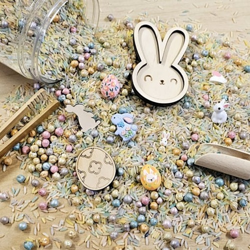 detailfoto van inhoud pot pouranplay thema pasen met kikkererwten en vulvorm