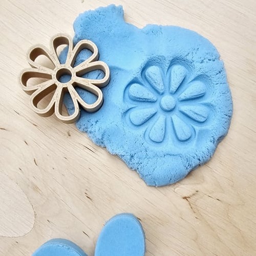 Sensoryfun-magicsand-blauw-sensorisch Plat stuk magic sand Sensoryfun met bloem afdruk door bloemsteker