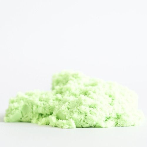Close up van groen magicsand van sensoryfun wat sensomotoriek stimuleert