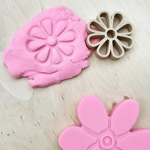 Plat stuk magic sand Sensoryfun met bloem afdruk door bloemsteker