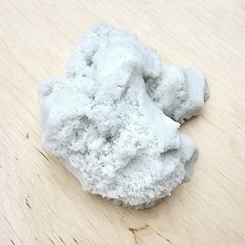 Magisch zand dat niet uitdroogt – ideaal voor sensorische activiteiten en creatieve bouwprojecten