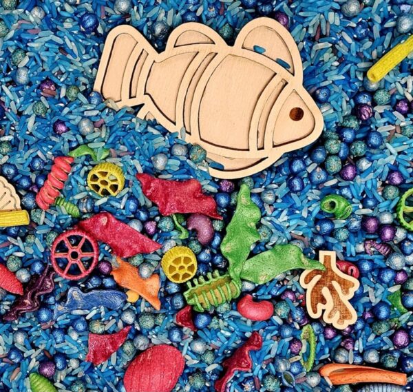 Een detailfoto van inhoud pot pouranplay thema oceaan met kikkererwten en vulvorm