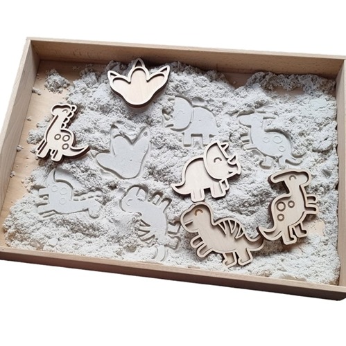 kiddi-houten-playtray-sensorisch-dinosaurus sensory houten bak met kinetisch zand en de minivulvormen dino's van kiddi