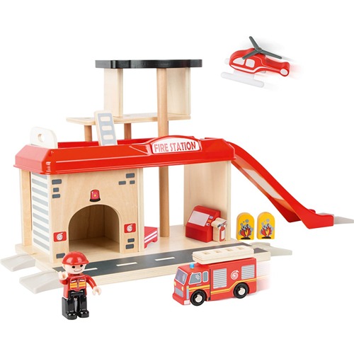 Detailfoto van de houten brandweerkazerne speelset van Small Foot met brandweerauto’s, glijbaan en accessoires – perfect voor fantasierijk brandweer rollenspel voor kinderen.