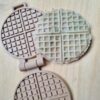kiddi-open-einde-speelgoed-wafels-mal Kiddi Open einde speelgoed wafels maken met zand en klei