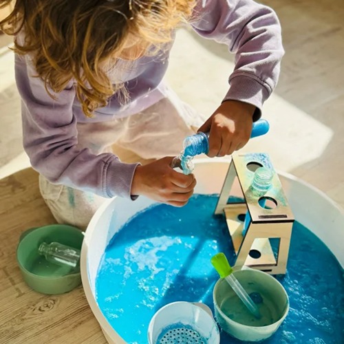 Kind speelt met SensoryPopp en magisch water