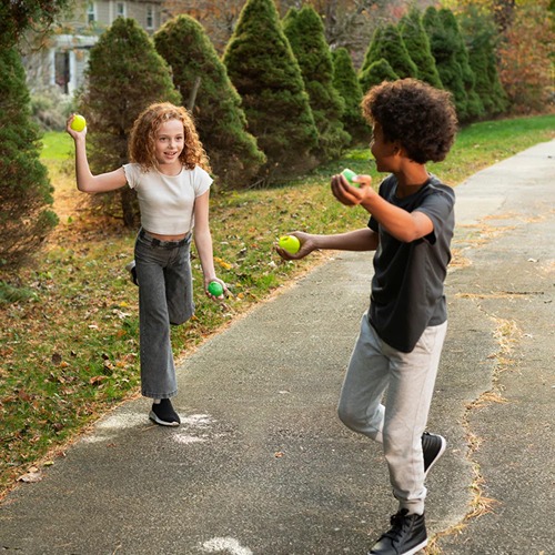 Huckleberry-duurzame-waterballonnen-hetspeellab Duurzame waterballonnen herbruikbaar 2 kinderen die gooien.