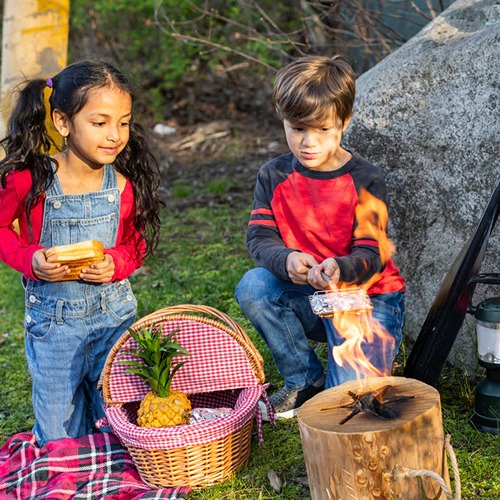 Kinderen maken tosti's met tostiijzer van Huckleberry