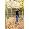Kind traint motoriek en balans op een strak gespannen Small Foot slackline in het bos bij Het Speellab