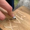 Kind gebruikt Huckleberry carving tool tijdens buiten spelen