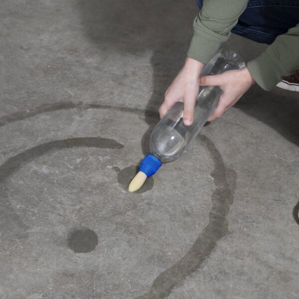 Kind schildert met water op stoep met waterkwast