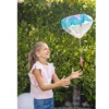 Kinderen spelen met parachute speelgoed en leren over zwaartekracht en luchtweerstand