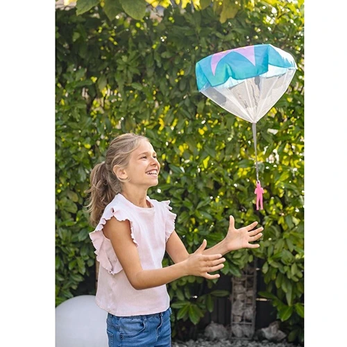 Kinderen spelen met parachute speelgoed en leren over zwaartekracht en luchtweerstand