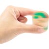 rupsje-nooitgenoeg-geluidsmemory-speellab Hand dat 1 potje van met geluidsmemoryspel Rupsje nooitgenoeg vast houdt,