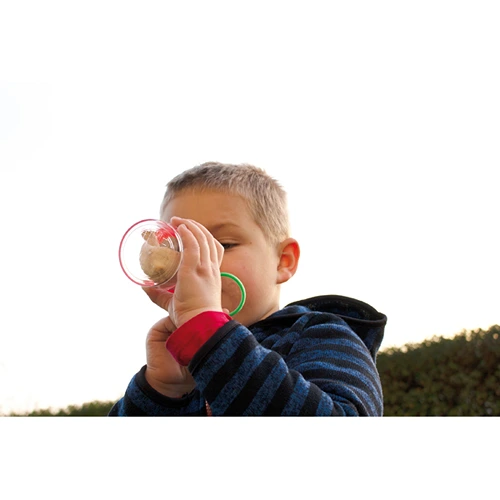 eduplay-insectenpotje-met-meetrooster-bodem Kind bestudeert kleine diertjes en mieren in de achtertuin met het compacte Eduplay insectenpotje