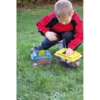 Kinderen onderzoeken insecten en kevers in het gras met de draagbare Eduplay insectenboxen